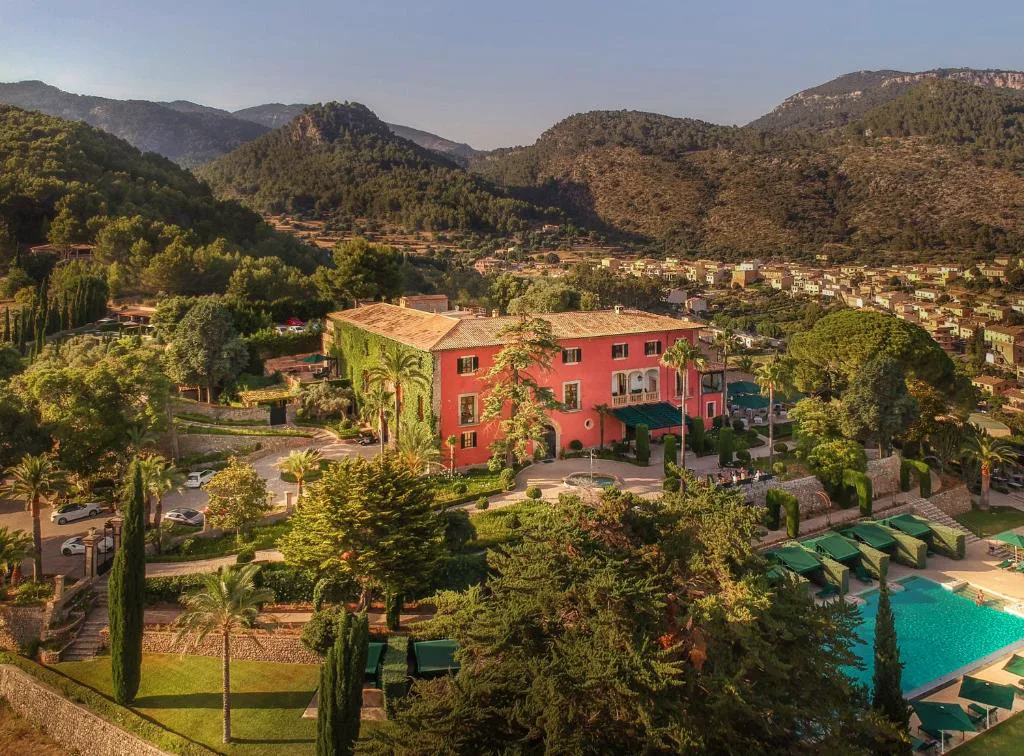 Vista aérea del palacio de Grand Hotel Son Net en el valle de Puigpunyent, Serra de Tramuntana, Mallorca