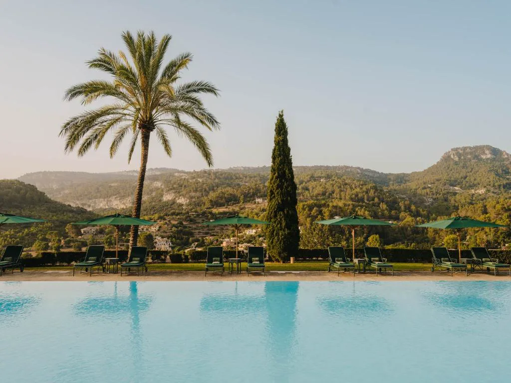 Piscina exterior de 30 metros con vistas a las montañas de Tramuntana, Grand Hotel Son Net