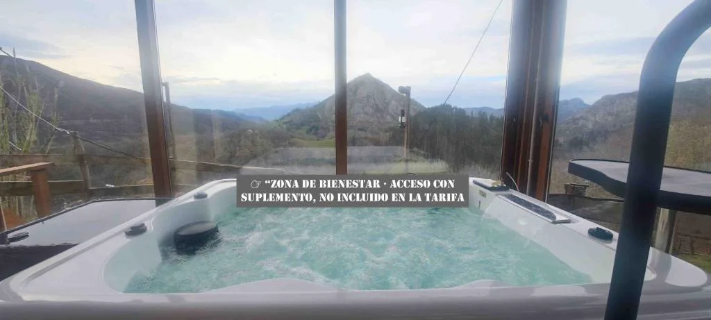 Jacuzzi exterior de burbujas con vistas a las montañas en Granja Paraíso
