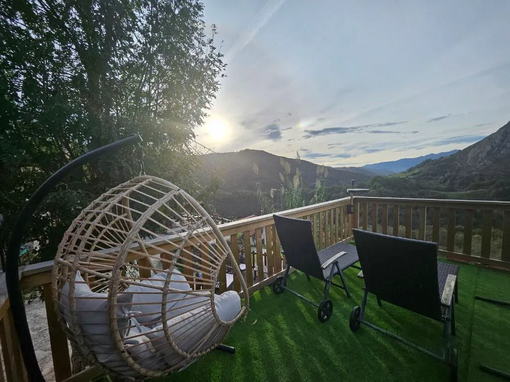 Deck con hamaca colgante y vistas al atardecer sobre el valle en Granja Paraíso
