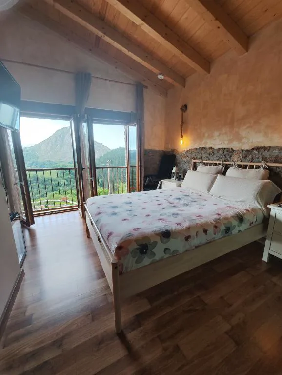 Habitación con vistas a los Picos de Europa desde el balcón de Granja Paraíso
