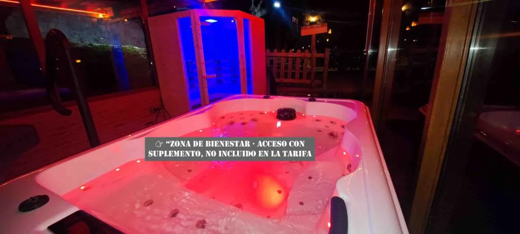 Jacuzzi nocturno iluminado en la zona de bienestar de Granja Paraíso