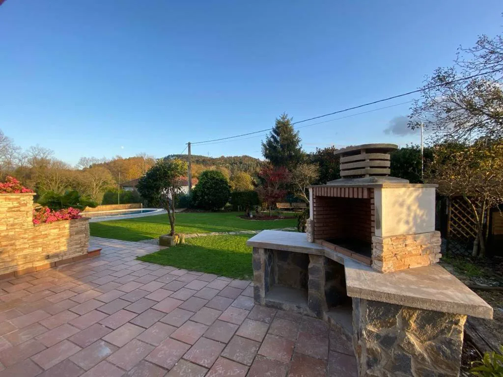 Barbacoa de piedra en una terraza con vistas
