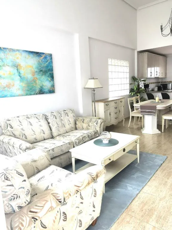 Salón con sofás y mesa de centro