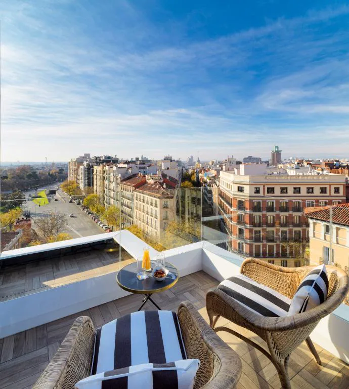 Terraza de azotea con tumbonas y vistas a la calle de Alcalá