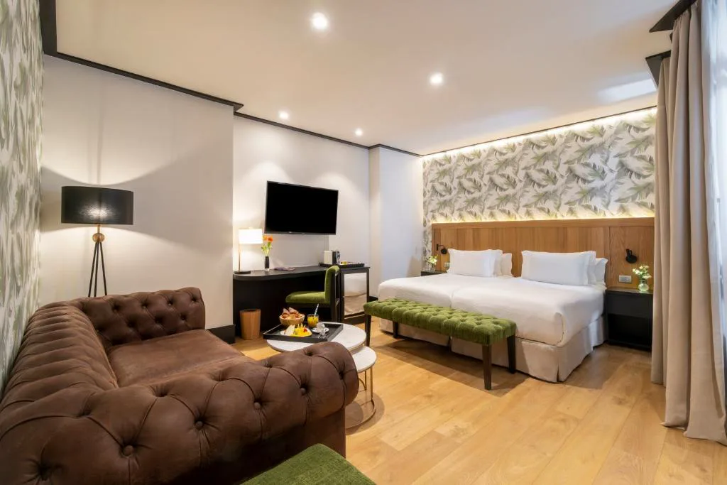 Habitación con cabecero estampado y sofá chester