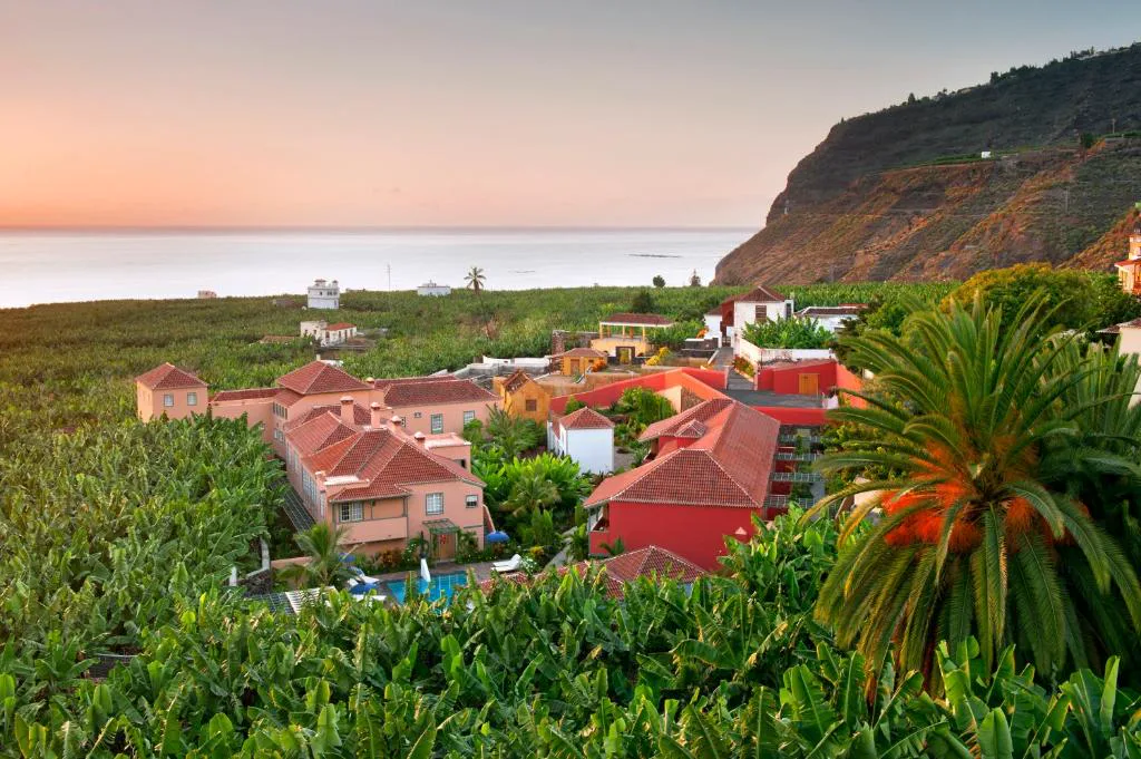Vista aérea al atardecer de la Hacienda de Abajo entre plataneras y el mar, en Tazacorte, La Palma