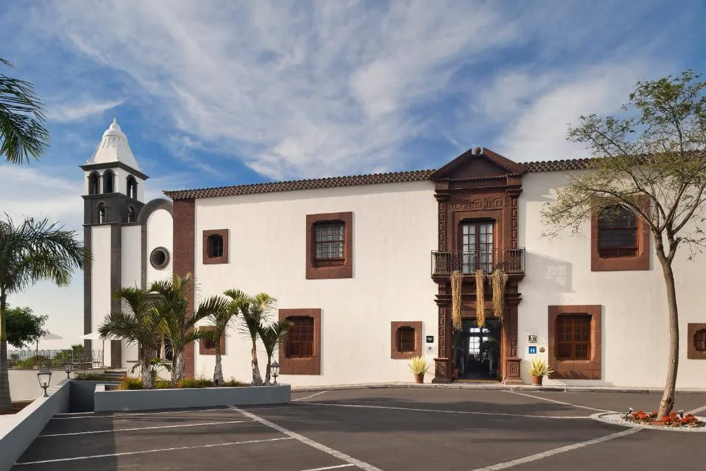 Fachada colonial canaria con torre y balcones de madera tallada, Hacienda del Conde