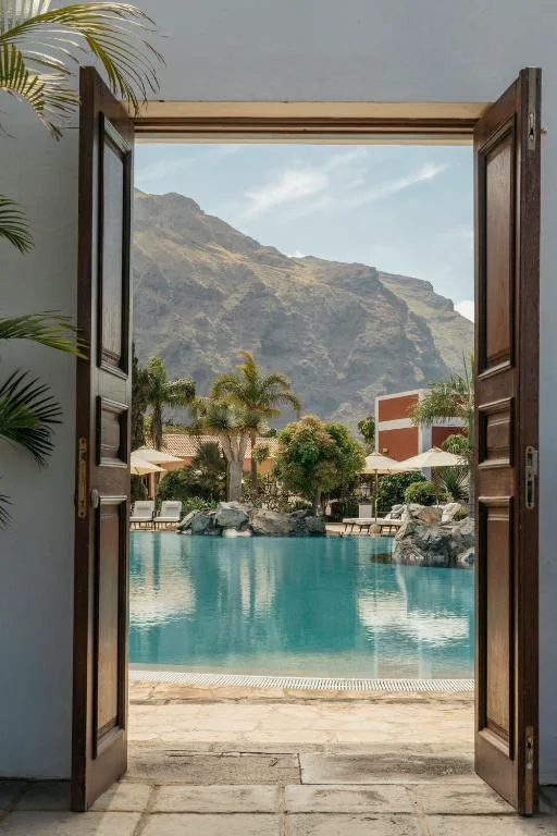 Puerta abierta con vistas a la piscina y las montañas de Teno, Hacienda del Conde