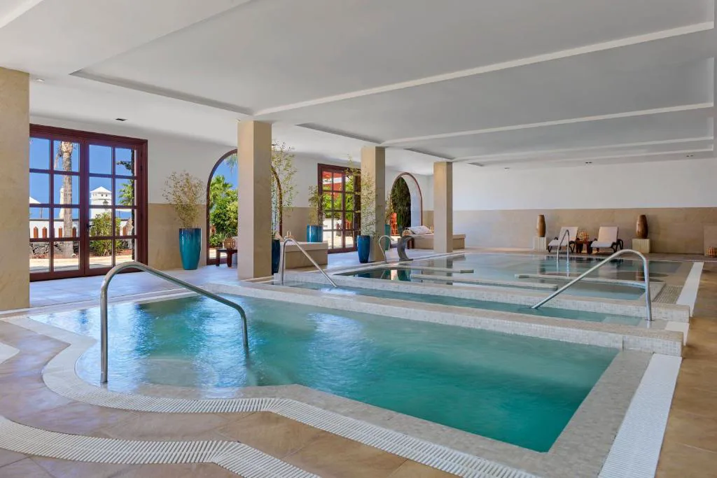 Piscinas de hidroterapia del spa con pasamanos y arcos de piedra, Hacienda del Conde