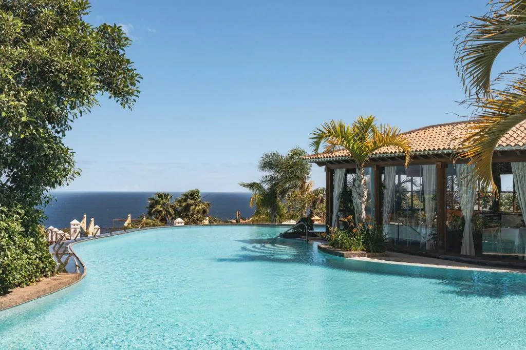 Piscina infinita con vistas al Atlántico de Hacienda del Conde, en Buenavista del Norte, Tenerife