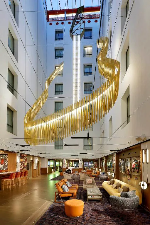 Atrio del hotel con lámpara dorada en espiral