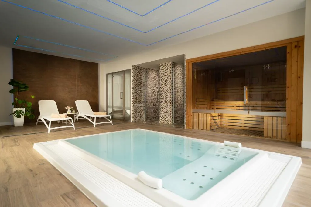 Spa con piscina de hidromasaje, sauna y zona de descanso