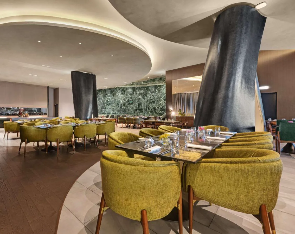 Restaurante de diseño escultórico en Hilton Porto Gaia