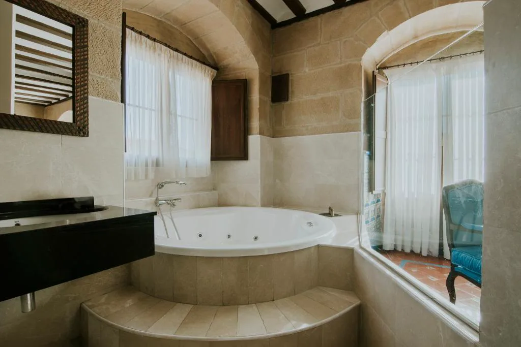 Jacuzzi esquinero junto a una ventana con vistas