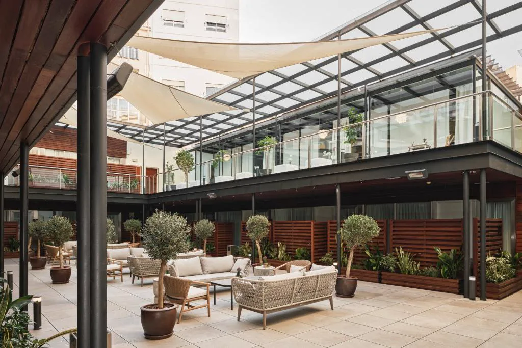 Patio interior con cubierta de cristal