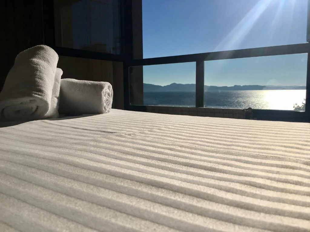 Habitación con cama y ventanal panorámico con vistas al océano, Hostal Casa Aurita Adults Only