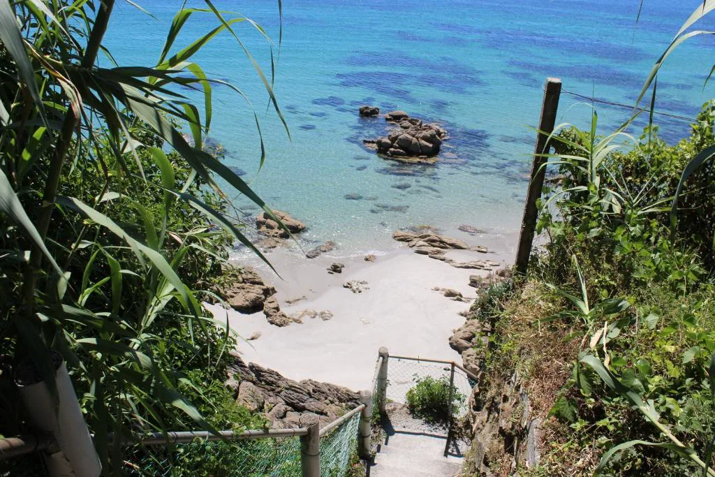 Escalera de piedra que conduce a la playa junto al hostal, Hostal Casa Aurita Adults Only