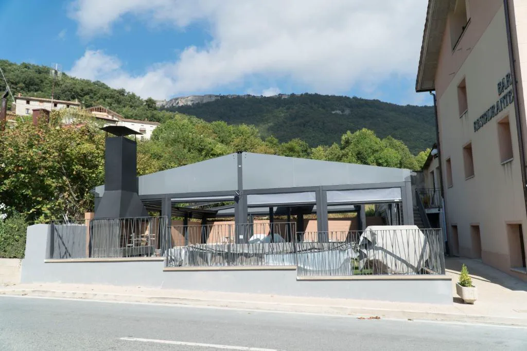 Terraza cubierta del restaurante frente al hostal