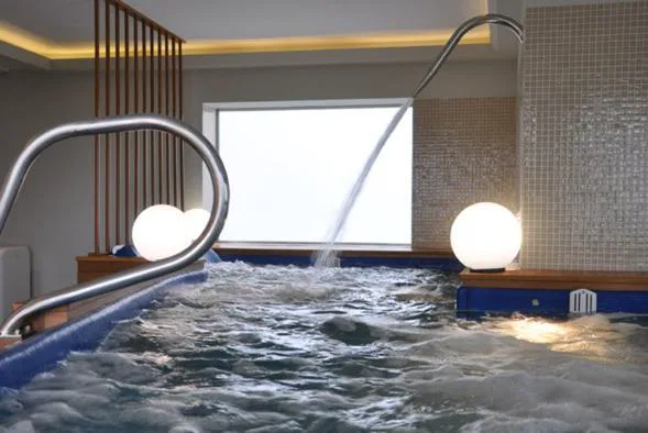 Detalle del jacuzzi con chorros de agua y luces esféricas, Hostal Meson Leira Antiga