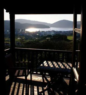 Silueta de la terraza de madera con vistas a la ría al atardecer, Hostal Meson Leira Antiga