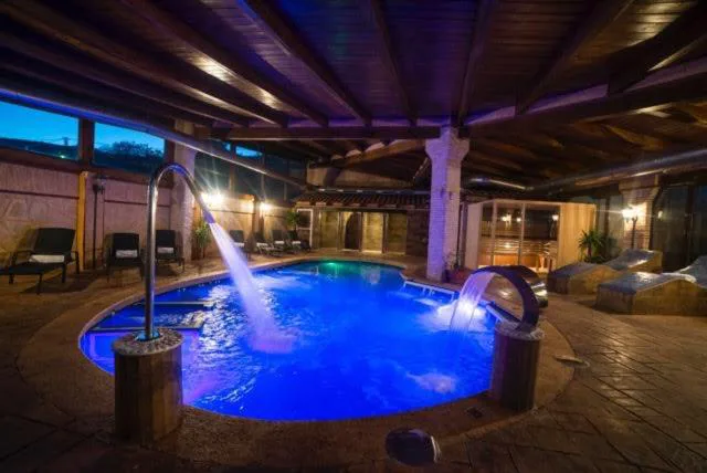 Piscina de spa con luces azules y chorros