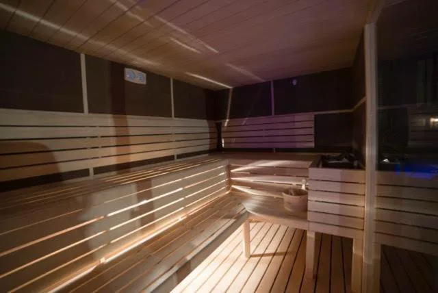 Sauna de madera con luz tenue