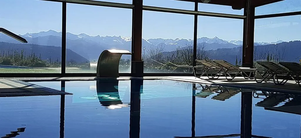 Piscina interior climatizada con vistas a los Picos de Europa en Hosteria de Torazo