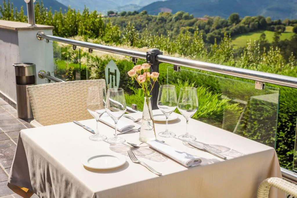 Terraza exterior del restaurante con vistas panorámicas a la campiña asturiana