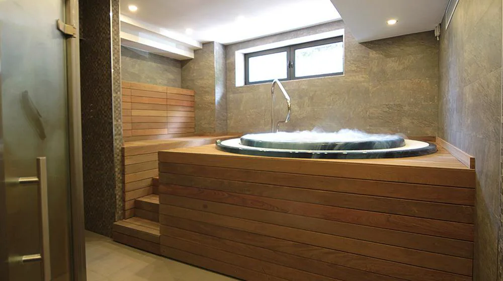 Jacuzzi circular en un spa con madera