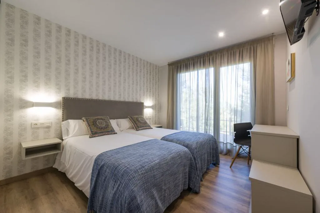 Habitación doble con cortinas y vistas al jardín, Hotel A Curuxa Wellness