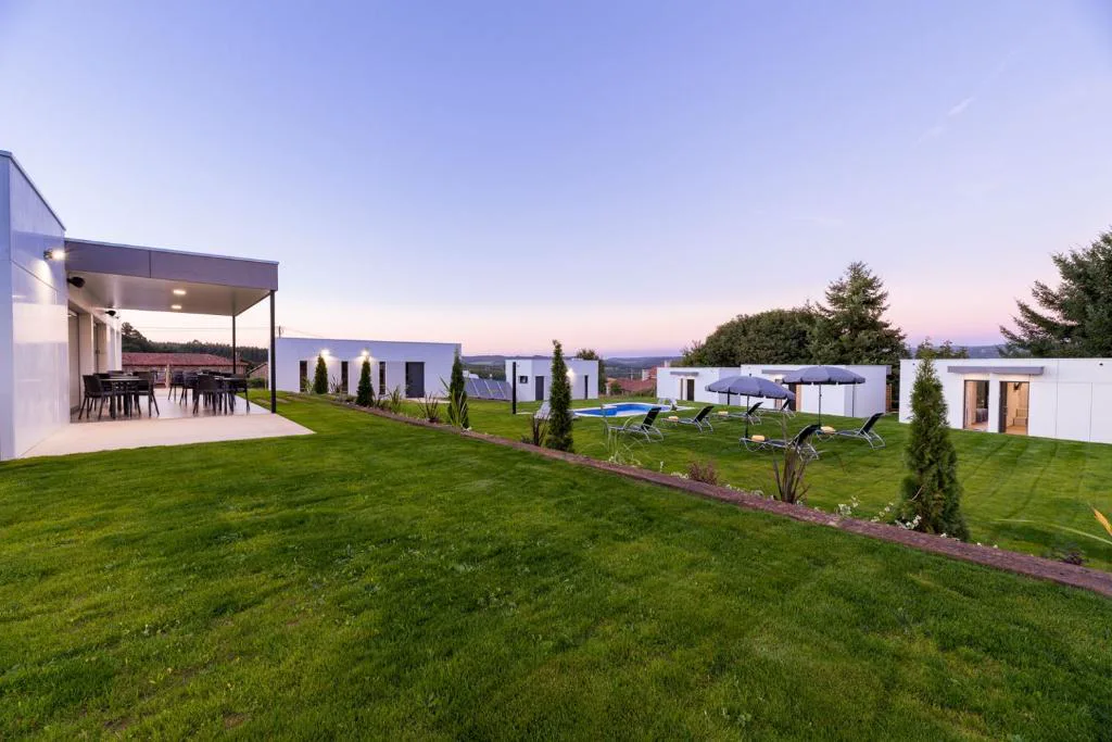 Jardín y patio del hotel al atardecer con vistas al campo gallego, Hotel A Curuxa Wellness