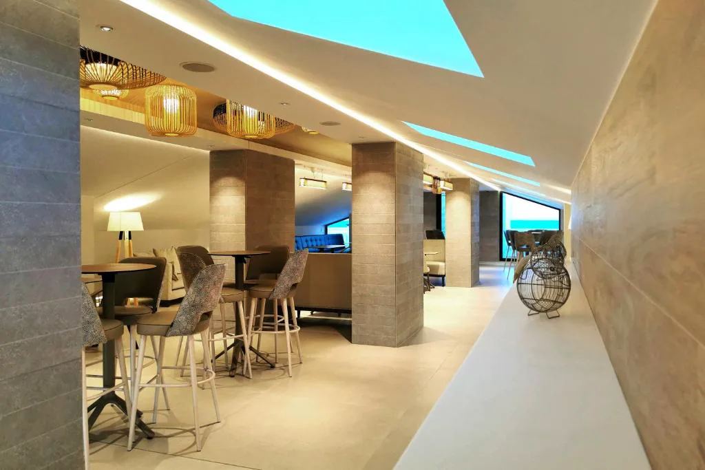 Lobby con barra