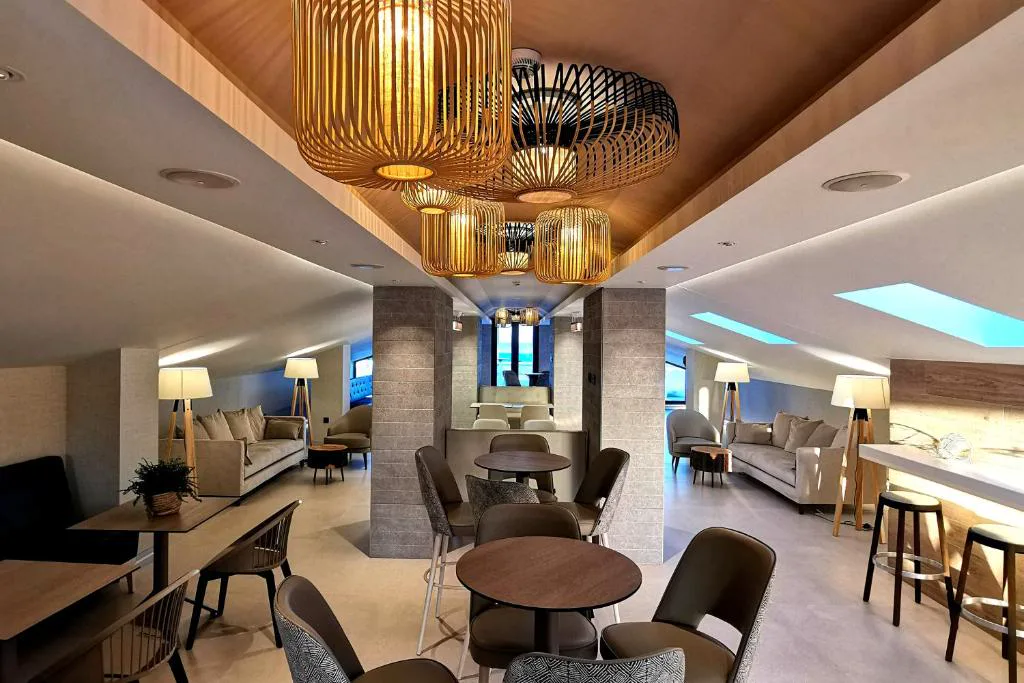 Lobby con mesas y sillones