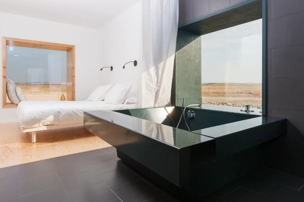 Bañera junto a un ventanal en una habitación