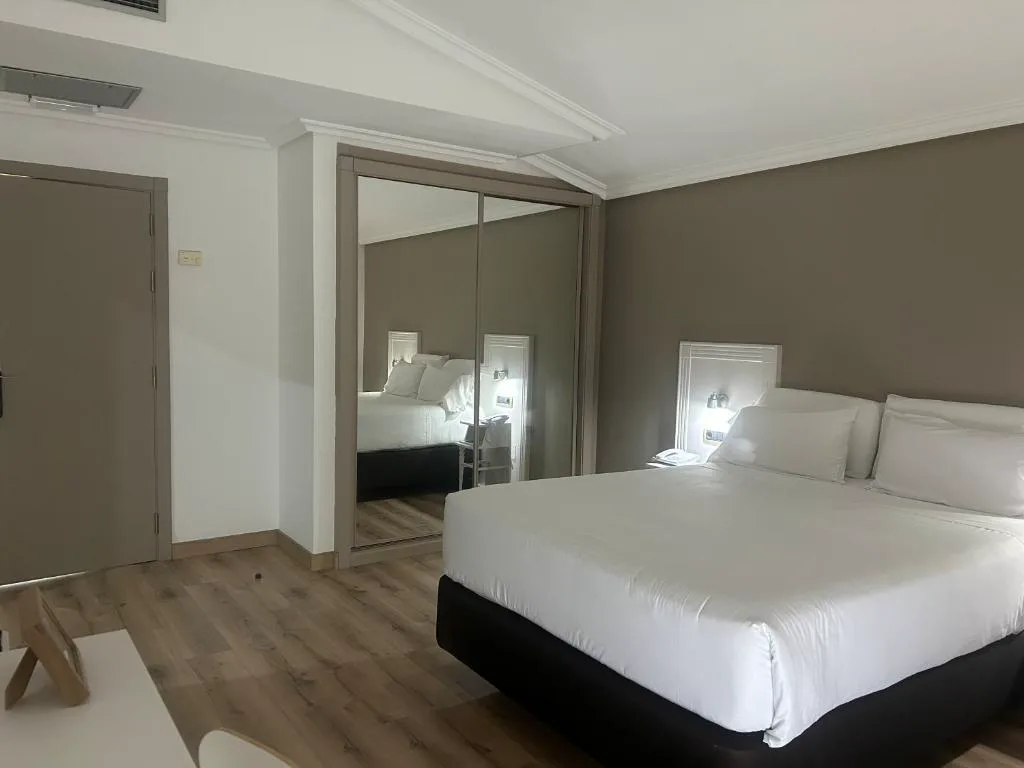Habitación con armario de espejo y suelo de madera, Hotel Alfonso I