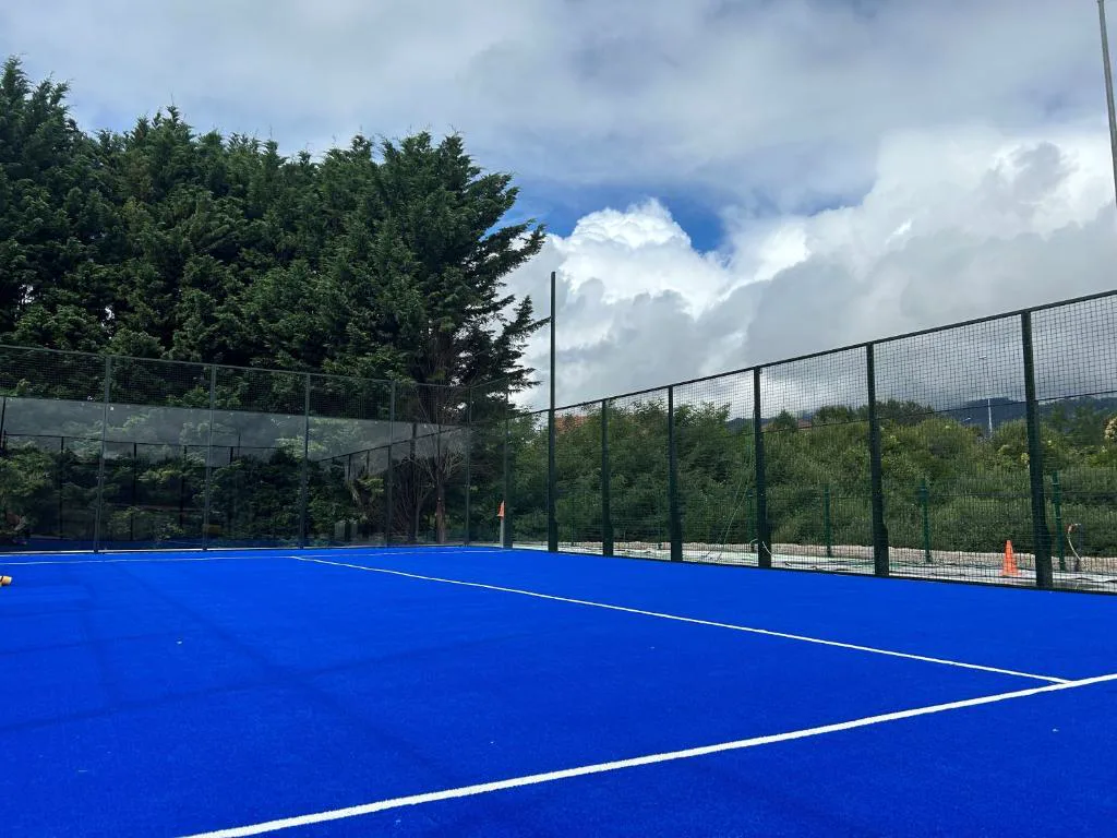 Pista de pádel del hotel rodeada de árboles, Hotel Alfonso I