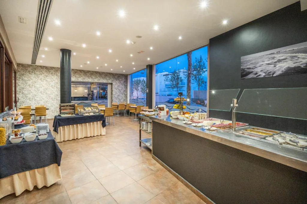 Comedor con buffet y ventanal