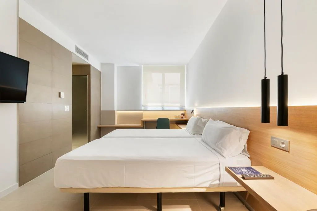 Habitación amplia con cama doble y cabecero de madera