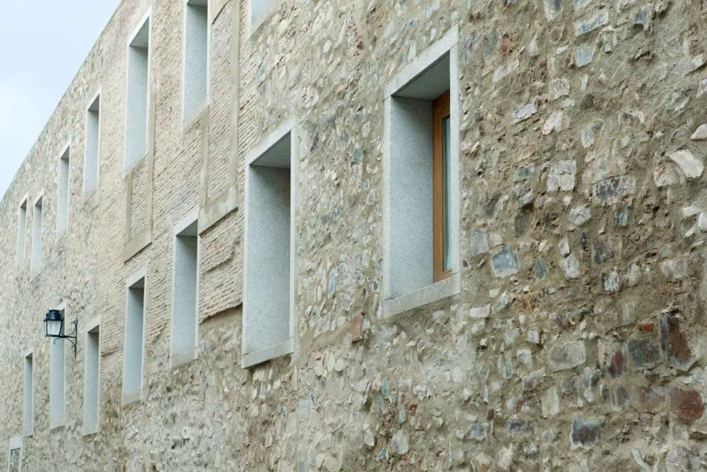 Fachada de piedra con ventanas rectangulares