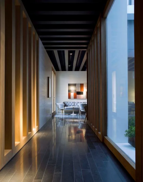 Pasillo con suelo oscuro y paneles de madera