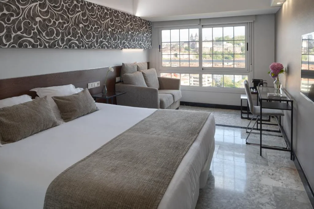 Habitación con sofá y ventanas amplias