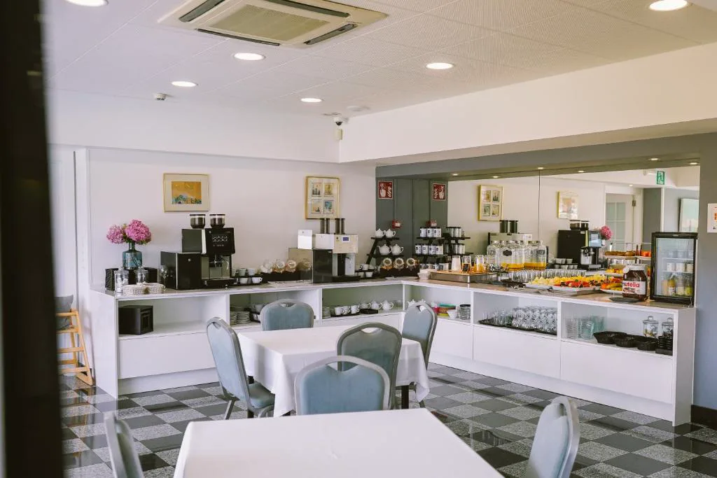 Comedor buffet con mesas y aire acondicionado