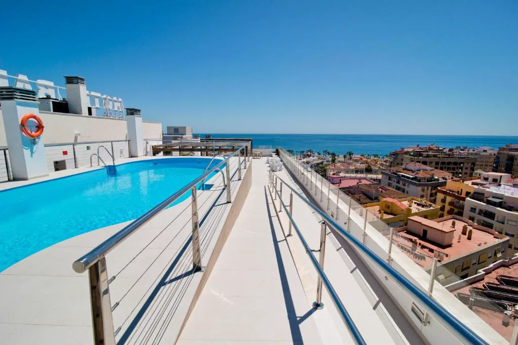 Piscina en la azotea con vistas al mar y a la ciudad