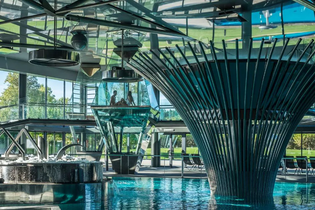 Estructura de cristal sobre las piscinas del spa