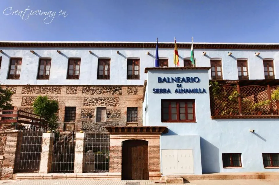Edificio histórico de estilo morisco con fachada azul y blanca