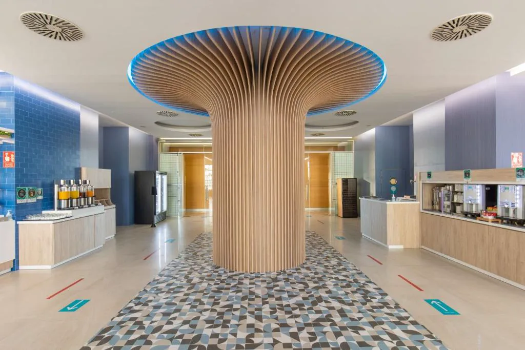 Vestíbulo con una gran columna de madera en el centro