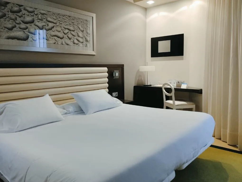 Habitación doble con cabecero acolchado y cuadro de gotas de agua, Hotel Bienestar Moaña