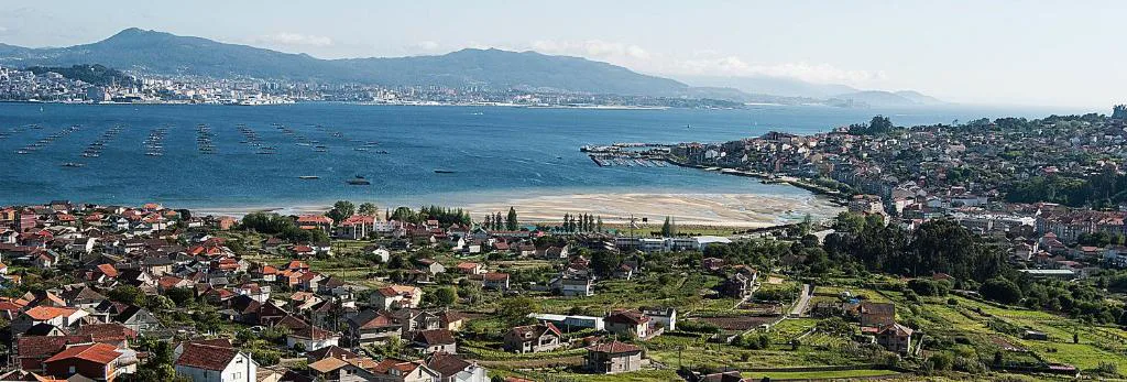 Vista aérea de la ría de Vigo con bateas y el puente de Rande al fondo, Hotel Bienestar Moaña