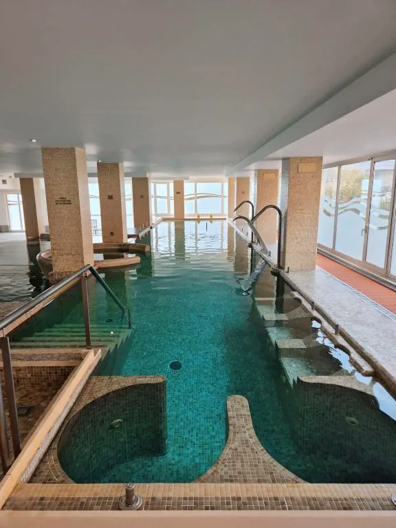 Piscina termolúdica de dos alturas con jacuzzis circulares, Hotel Bienestar Moaña